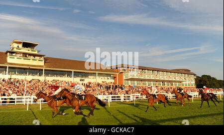 Pferderennen - Vines of Gatwick und Redhill Ladies' Evening - mit Girls B Loud - Lingfield Park. Rennen in Lingfield. Stockfoto