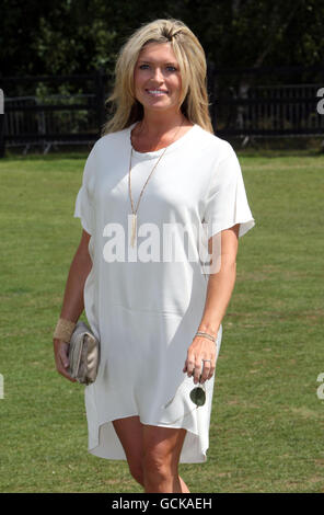 Tina Hobley kommt am Cartier International Polo Day an, der im Guards Polo Club im Great Park, Windsor, Berkshire, stattfindet. Stockfoto