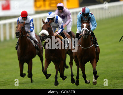 Slip Sliding Away (rechts) von John Fahy geritten kommt nach Hause Um den Einsatz von TurfTV Handicap zu gewinnen Stockfoto