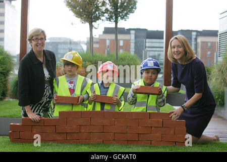 (Von links) Dr. Jane Collins Chief Executive des Great Ormond Street Hospital (GOSH), Patienten Alice Hipkiss, sechs, Joe Craddock, vier, Mark Matthews, sechs, und Clare Woodman, Chief Operatives Officer von GOSH, bauen eine Mauer, um zu feiern, dass Morgan Stanley sein 10-Millionen-Ziel für ein neues klinisches Gebäude im Kinderkrankenhaus erreicht und weitere 400,000 erhöht hat - insgesamt 10.4 Millionen. Stockfoto