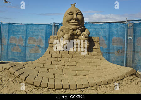 Eine Skulptur aus Kinderreim Charakter Humpty Dumpty in der Weston-super-Mare Sand Sculpture Festival am Strand, die in diesem Jahr das Thema und die Feier aller Dinge britischen hat. Stockfoto