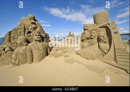 Eine Skulptur der Monty Python aus dem Film The Holy Gral (links) und der Fernsehserie Monty Pythons Flying Circus im Weston-super-Mare Sand Sculpture Festival on the Beach, die in diesem Jahr das Thema und die Feier aller britischen Dinge hat. Stockfoto