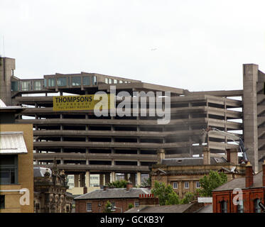 Arbeiter beginnen zu zerstören, der berühmteste mehrstöckige Parkplatz des Kinos, der Trinity Square Parkplatz in Gateshead, berühmt durch den Kult-Gangster-Film gemacht, Carter starren Michael Caine. Stockfoto