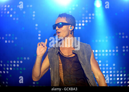 Pferderennen - Epsom Live! Mit JLS - Epsom Downs Racecourse. Aston Merrygold von JLS bei Epsom LIVE! Stockfoto