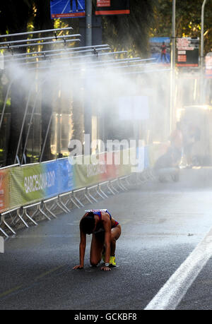 Eine erschöpfte Zuzana Malikova aus der Slowakei bricht zusammen, als Nebel auf dem Kurs aussprüht, als die Hitze am zweiten Tag der Europameisterschaft im Olympiastadion in Barcelona, Spanien, ihren Tribut forderte. Stockfoto