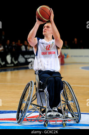 Paralympics - BT Paralympic World Cup 2010 - Tag sechs - Manchester. Der britische Ian Sagar ist während des Rollstuhlbabbbbbps beim BT Paralympic World Cup in Sport City, Manchester, in Aktion. Stockfoto