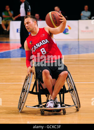 Paralympics - BT Paralympic World Cup 2010 - Tag sechs - Manchester. Der Kanadier Ross MacDonald in Aktion während des Rollstuhlbabbbbps bei der BT Paralympic World Cup in Sport City, Manchester. Stockfoto