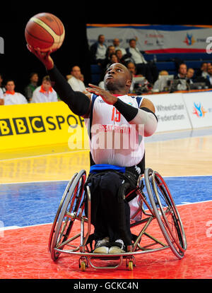 Paralympics - BT Paralympic World Cup 2010 - Tag sechs - Manchester. Die britische Ademola Orogbemi beim Rollstuhl-Basketball beim BT Paralympic World Cup in Sport City, Manchester, in Aktion. Stockfoto