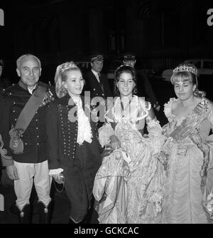 Die Schauspielerin Zsa Zsa Gabor, in der Uniform eines Husaren gekleidet, mit ihrem Mann, dem amerikanischen Industriellen Herbert Hutner, und ihrer Tochter Pesca Hilton, rechts. Stockfoto