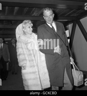 Die Filmschauspielerin Zsa Zsa Gabor und ihr fünfter Ehemann, Joshua S Cosden, bei der Ankunft am Flughafen Heathrow. Stockfoto