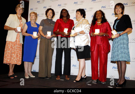 (Von links nach rechts) Pat Radcliffe (Mutter der britischen Langstreckenläuferin Paula Radcliffe), Rosemary Jones (Mutter der australischen Schwimmerin Leisel Jones), Cao Lihua (Mutter des chinesischen Beachvolleyballspielers Xue Chen), Jennifer Bolt (Mutter des jamaikanischen Sprinters Usain Bolt), Debbie Phelps (Mutter des amerikanischen Schwimmerers Michael Phelps), Aster Menagesha (Mutter des äthiopischen Langstreckenläufers Meseret Defar), Marlene Shirley (Mutter des US-Paralympischen Marlon Shirley) nach einer Pressekonferenz im Park Plaza Westminster Bridge Hotel, London. Stockfoto