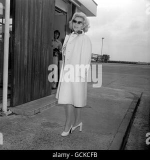 Unterhaltung - Zsa Zaa Gabor - Heathrow Flughafen Stockfoto