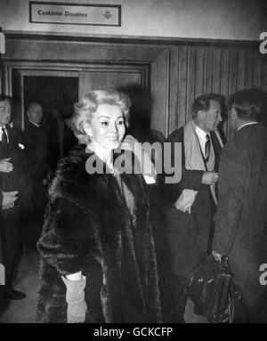 Schauspielerin Zsa Zsa Gabor, am Flughafen Heathrow, nachdem sie für ein Wochenende eingeflogen war. Stockfoto