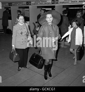 Schauspielerin Zsa Zsa Gabor am Flughafen Heathrow mit ihrer Tochter, Frau Hilton, links. Stockfoto