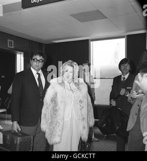 Die Schauspielerin Zsa Zsa Gabor mit ihrem siebten Ehemann Michael O'Hara am Flughafen Heathrow. Stockfoto