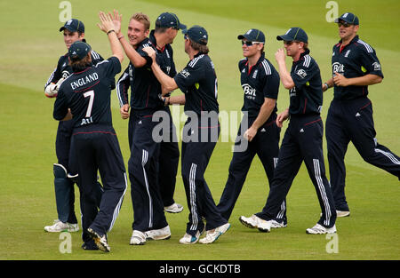 Englands Stuart Broad feiert die Abstellung von Australiens Ricky Ponting während der Fifth NatWest One Day International in Lord's, London. Stockfoto