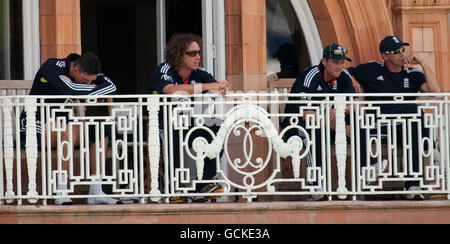 Der englische Kevin Pietersen sitzt auf dem Balkon mit Teamkollege Ryan Sidebottom, Kapitän Andrew Strauss und Trainer Andy Flower (von links nach rechts) während des Fifth NatWest One Day International in Lord's, London. Stockfoto