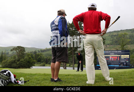 Der nordirische Graeme McDowell (rechts) beobachtet den Putt des spanischen Miguel Angel Jimenez am ersten Tag der Barclays Scottish Open im Loch Lomond Golf Club, Loch Lomond. Stockfoto