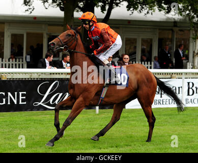 Pferderennen - Das Champagne Lanson July Festival - Etihad Airways Falmouth Stakes Day - Newmarket. Fly Silca Fly mit Alan Munro geht auf den Posten Stockfoto