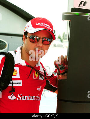 Der Brasilianer Felipe Massa von Ferrari kommt am Fahrerlager-Tag in Silverstone an, um den British Grand Prix von Santander auf dem Silverstone Circuit in Northampton zu sehen. Stockfoto