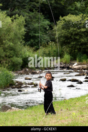 Kenneth Moffett, 5, wird am Tag der offenen Tür der River Bush Salmon Station in Bushmills Co Antrim mit einer Fliegenrute in den Griff bekommen. Die Öffentlichkeit wurde durch die Station geführt, wo sie die Brutstätte und die Fischaufzuchtanlage sowie Lachs in verschiedenen Entwicklungsstufen sahen. Stockfoto