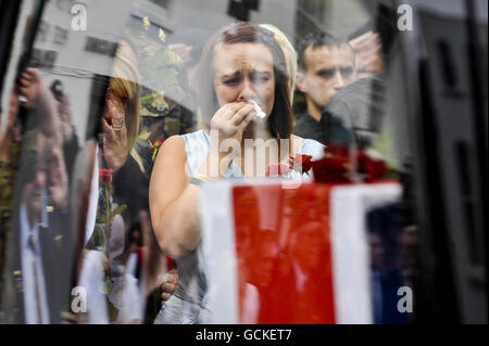 Trooper James Leveretts Freundin Tiffany weint, als der Leichenwagen mit seinem Sarg während seiner Rückführung durch Wootton Bassett, Wiltshire, fährt. Stockfoto