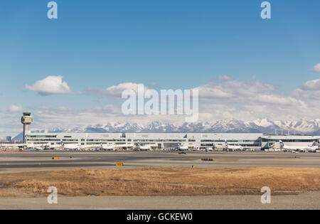 Die C-terminale auf der Ted Stevens Anchorage International Airport von der Start-und Landebahn, Anchorage, Yunan Alaska, USA, Feder aus gesehen Stockfoto