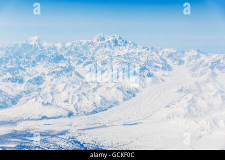 Luftaufnahme des Mt. McKinley (Denali) mit Wildleder Gletscher laufen in den Vordergrund, innen Alaska, USA, Winter mit Schnee bedeckt. Stockfoto