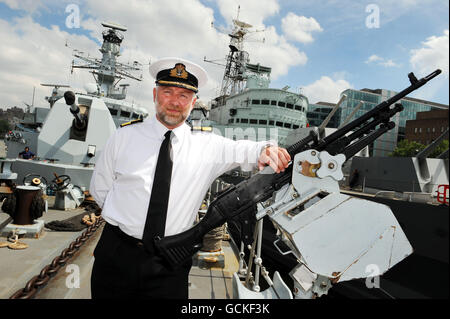 Commodore Tim Lowe, nachdem er ein Ministry of Defense Briefing über maritime Sicherheit und Afghanistan gegeben hatte, an Bord der HMS Richmond, die derzeit an der Themse im Süden Londons vor Anker liegt. Stockfoto