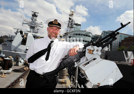 Commodore Tim Lowe, nachdem er ein Ministry of Defense Briefing über maritime Sicherheit und Afghanistan gegeben hatte, an Bord der HMS Richmond, die derzeit an der Themse im Süden Londons vor Anker liegt. Stockfoto