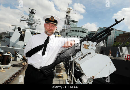 Commodore Tim Lowe, nachdem er ein Ministry of Defense Briefing über maritime Sicherheit und Afghanistan gegeben hatte, an Bord der HMS Richmond, die derzeit an der Themse im Süden Londons vor Anker liegt. Stockfoto