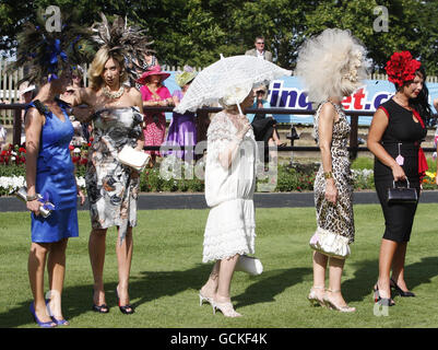 Am Ladies Day während des July Festivals auf der Newmarket Racecourse, Newmarket, stehen sich die Damen für den bestgekleideten Wettbewerb an. Stockfoto