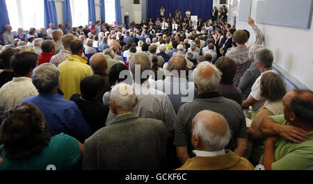 Mitglieder der Öffentlichkeit nehmen an einer öffentlichen Versammlung in der Angus Armstrong Hall in der Jubilee Hall in Rothbury, Northumberland, Teil, während die Jagd nach dem flüchtigen Schützen Raoul Moat fortgesetzt wird. Stockfoto