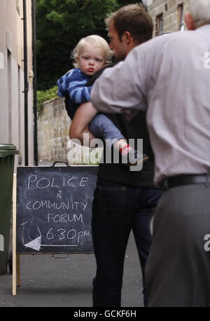 Mitglieder der Öffentlichkeit nehmen an einer öffentlichen Versammlung in der Angus Armstrong Hall in der Jubilee Hall in Rothbury, Northumberland, Teil, während die Jagd nach dem flüchtigen Schützen Raoul Moat fortgesetzt wird. Stockfoto