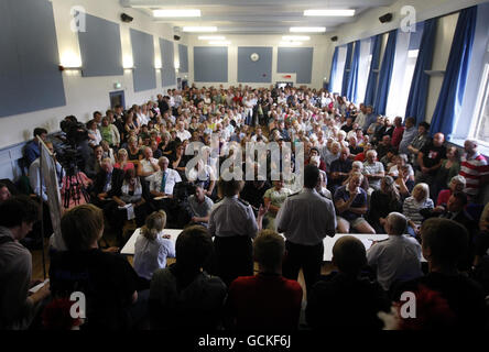 Mitglieder der Öffentlichkeit nehmen an einer öffentlichen Versammlung in der Angus Armstrong Hall in der Jubilee Hall in Rothbury, Northumberland, Teil, während die Jagd nach dem flüchtigen Schützen Raoul Moat fortgesetzt wird. Stockfoto