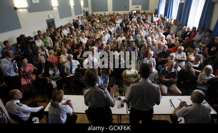 Mitglieder der Öffentlichkeit nehmen an einer öffentlichen Versammlung in der Angus Armstrong Hall in der Jubilee Hall in Rothbury, Northumberland, Teil, während die Jagd nach dem flüchtigen Schützen Raoul Moat fortgesetzt wird. Stockfoto