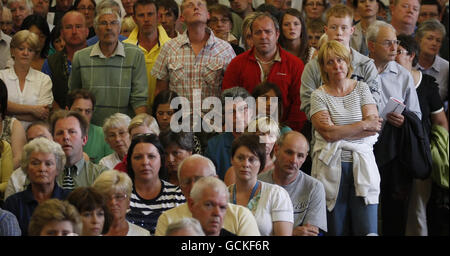 Mitglieder der Öffentlichkeit nehmen an einer öffentlichen Versammlung in der Angus Armstrong Hall in der Jubilee Hall in Rothbury, Northumberland, Teil, während die Jagd nach dem flüchtigen Schützen Raoul Moat fortgesetzt wird. Stockfoto