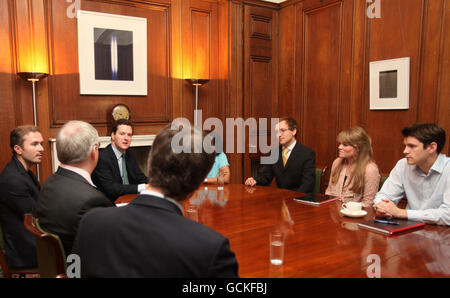 Kanzler George Osborne (dritte links) trifft sich mit Mitarbeitern des öffentlichen Sektors aus London in der Downing Street 11, London, um ihre Ideen zur Einsparung von Regierungsgeld zu hören. Stockfoto