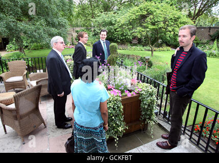 Kanzler George Osborne (hinten Mitte) trifft sich mit Mitarbeitern des öffentlichen Sektors aus London im Garten der Downing Street 11, London, um ihre Ideen zur Einsparung von Regierungsgeld zu hören. Stockfoto