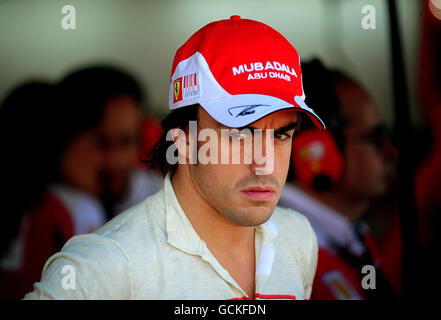Ferrari Fernando Alonso aus Spanien in den Boxen während eines Trainingstages vor dem British Grand Prix von Santander auf dem Silverstone Circuit, Northampton. Stockfoto