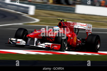Ferrari's Fernando Alonso aus Spanien beim ersten Training während eines Trainingstages vor dem Santander British Grand Prix auf dem Silverstone Circuit, Northampton. Stockfoto