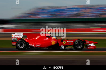 Ferrari's Fernando Alonso aus Spanien beim ersten Training während eines Trainingstages vor dem Santander British Grand Prix auf dem Silverstone Circuit, Northampton. Stockfoto