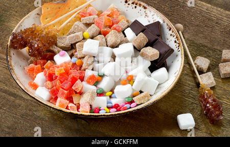 Verschiedene Arten von Zucker, Süße Bonbons und Kekse. Ungesunde Ernährungskonzept Stockfoto