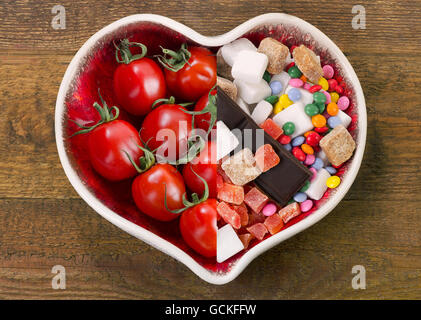 Gesund und fehlerhaft Essen Konzept. Ansicht von oben Stockfoto