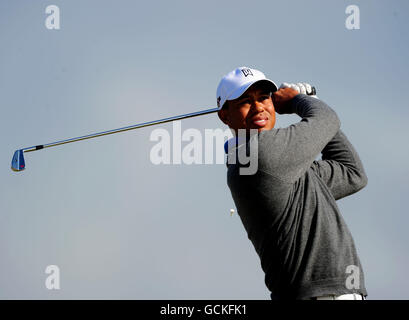 Golf - The Open Championship 2010 - Vorschau - Tag Zwei - St Andrews Old Course. Tiger Woods während seiner Übungsrunde in St. Andrews Stockfoto