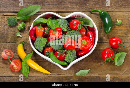Gemüse in Herz-Form-Schüssel. Gesunde Ernährung-Konzept. Ansicht von oben Stockfoto