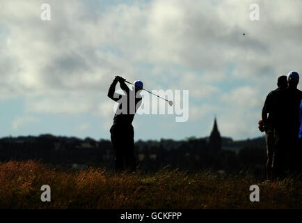 Golf - The Open Championship 2010 - Vorschau - Tag Zwei - St Andrews Old Course. Tiger Woods übt seinen Abschlag auf das 15. Loch Stockfoto