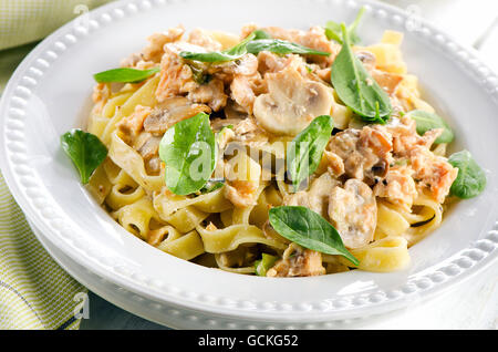 Fettuccini Nudeln mit Pilzen, Spinat und Sahnesauce. Selektiven Fokus Stockfoto