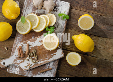 Frische Zitronen auf Holzbrett. Ansicht von oben Stockfoto