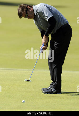 Golf - The Open Championship 2010 - Vorschau - Tag Zwei - St Andrews Old Course. Sir Nick Faldo während einer Übungsrunde vor der Open Championship 2010 in St Andrews, Fife, Schottland. Stockfoto